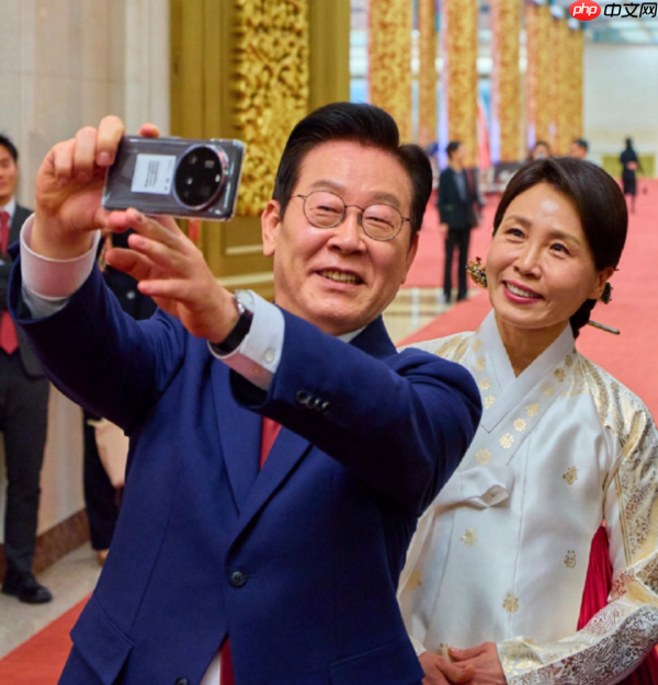 国货之光！韩国总统李在明使用小米15 Ultra自拍