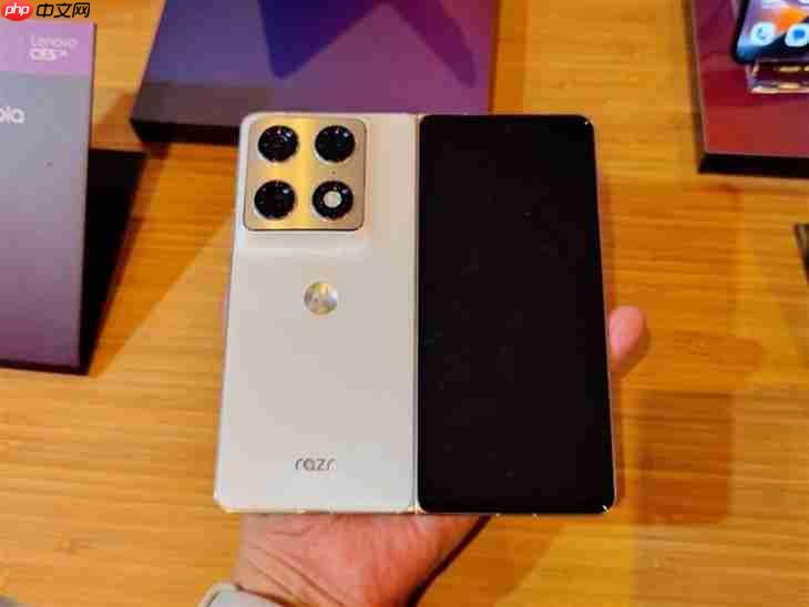 moto推出首款大折叠手机 8.1英寸2K内屏