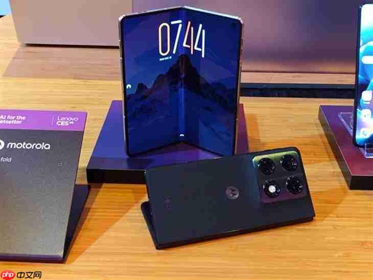 moto推出首款大折叠手机 8.1英寸2K内屏