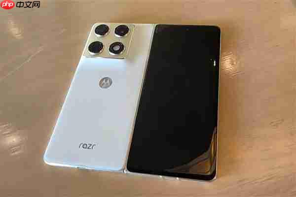 moto首款大折叠屏来了!moto Razr Fold亮相CES