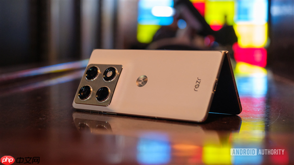 moto首款大折叠屏来了!moto Razr Fold亮相CES