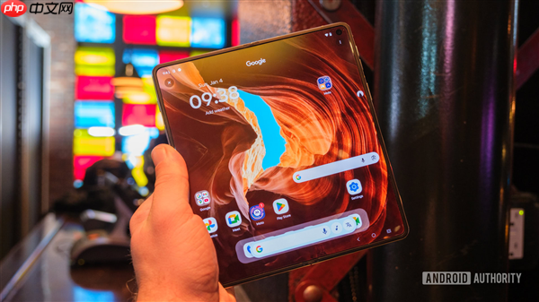 moto首款大折叠屏来了!moto Razr Fold亮相CES