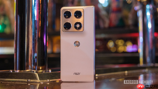 moto首款大折叠屏来了!moto Razr Fold亮相CES