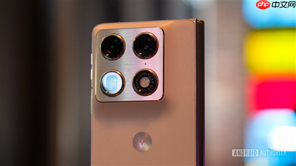 moto首款大折叠屏来了!moto Razr Fold亮相CES