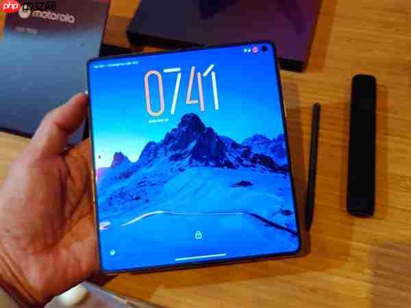moto首款大折叠屏来了!moto Razr Fold亮相CES