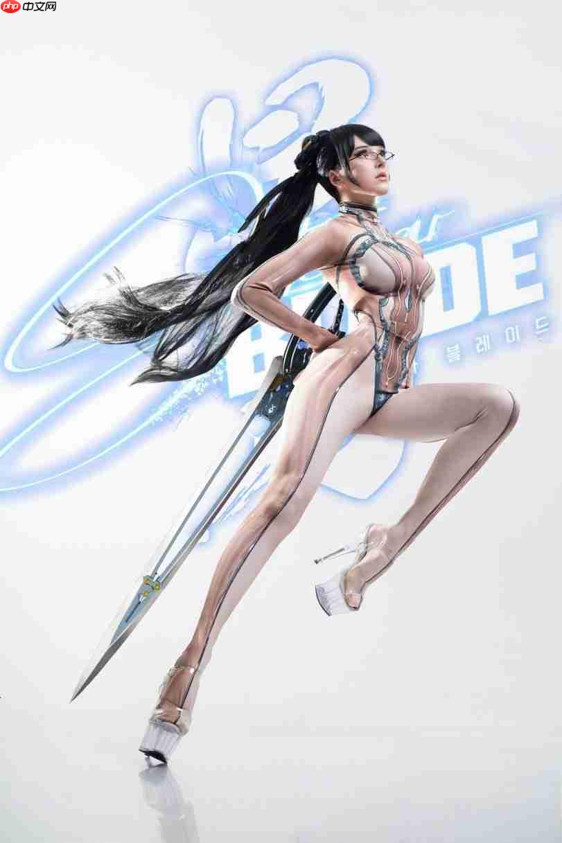 把持不住！ 国外知名模特穿透明装战衣cos《剑星》伊芙