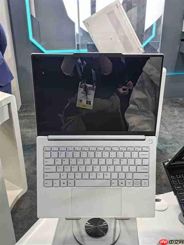 雷神aibook14 Air Carbon全能本发布:1kg碳纤维机身 18小时续航
