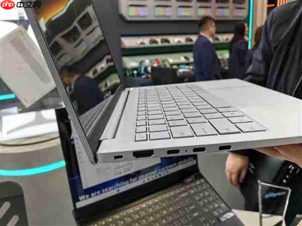 雷神aibook14 Air Carbon全能本发布:1kg碳纤维机身 18小时续航