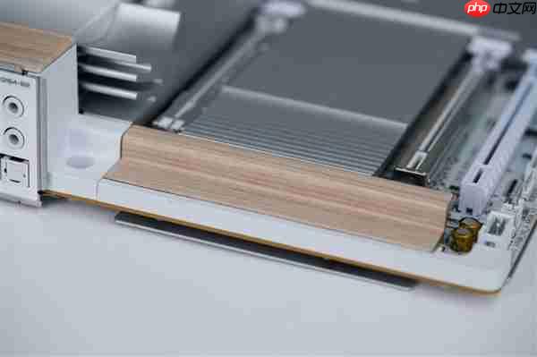 实木+皮革都用上了！技嘉木雕X870E AERO X3D WOOD主板图赏