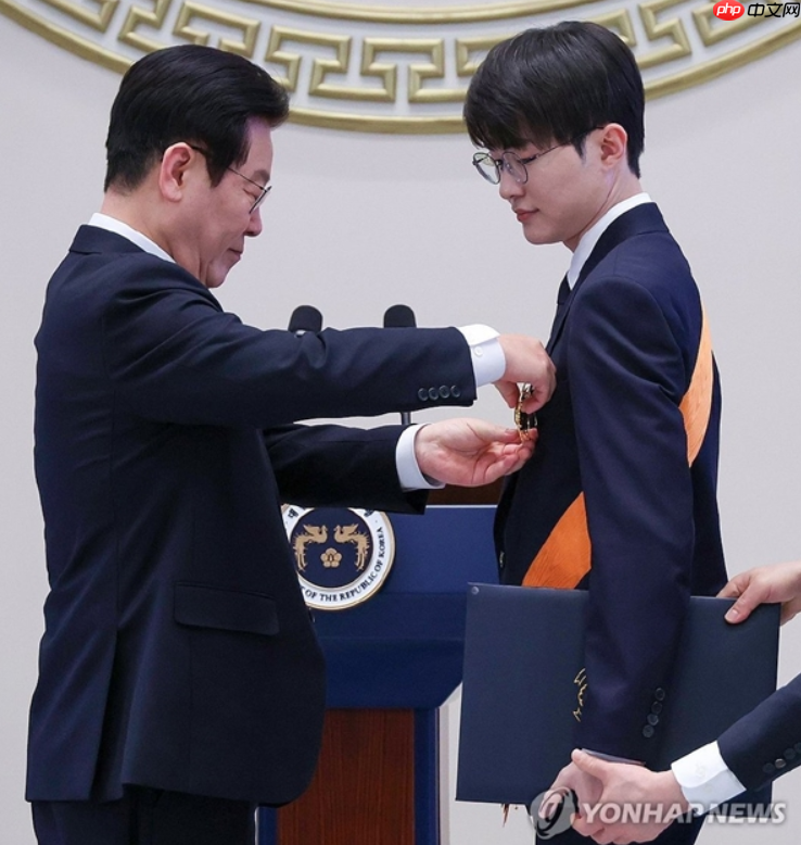 传奇电竞选手Faker获青龙勋章 韩国总统亲自颁发
