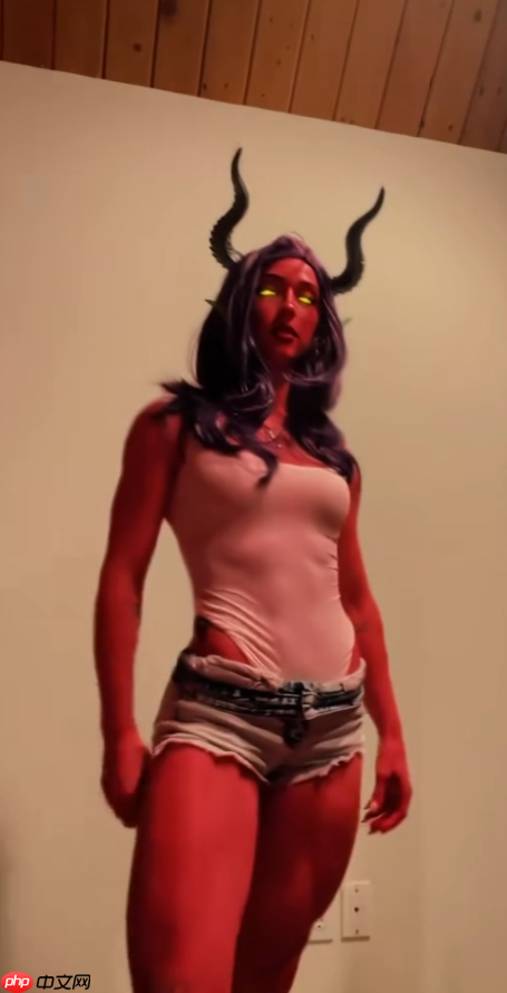 本色出演!肌肉健身美女Cos《超英派遣中心》魔罗芙