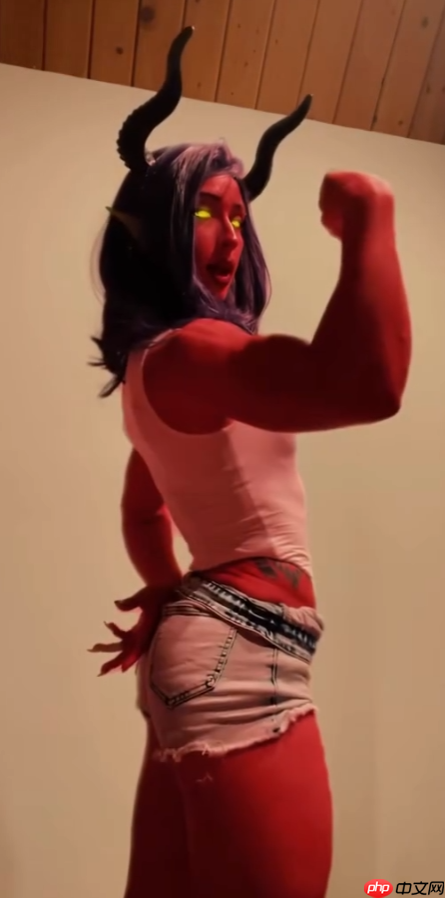 本色出演!肌肉健身美女Cos《超英派遣中心》魔罗芙