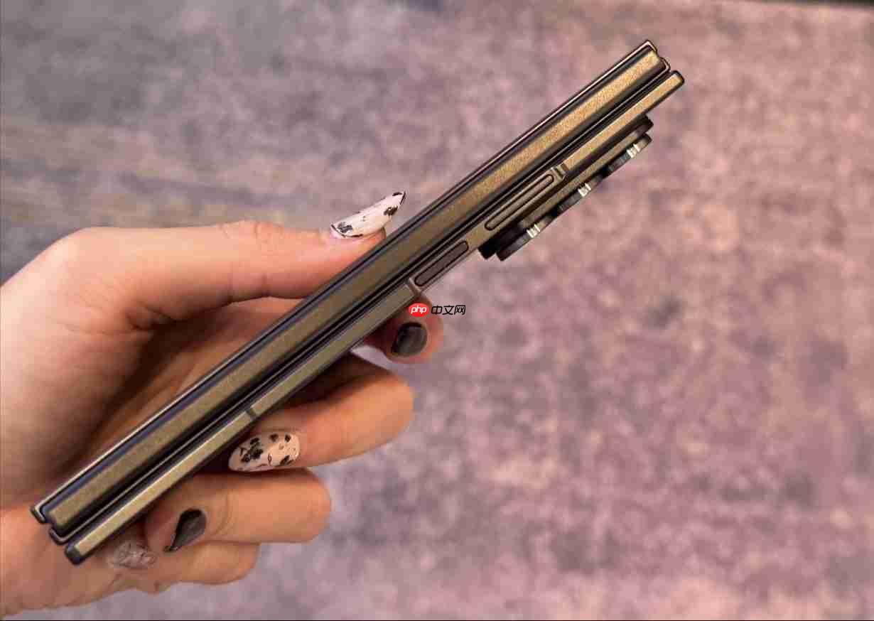 摺叠机天花板！三星Galaxy Z TriFold三摺机10吋巨幕 大展双内摺设计工艺