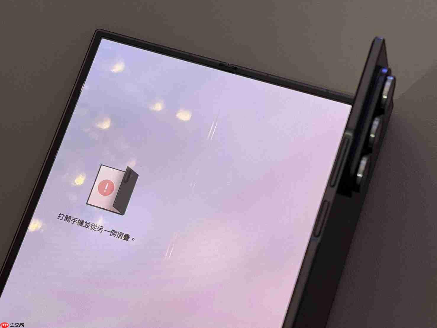 摺叠机天花板！三星Galaxy Z TriFold三摺机10吋巨幕 大展双内摺设计工艺