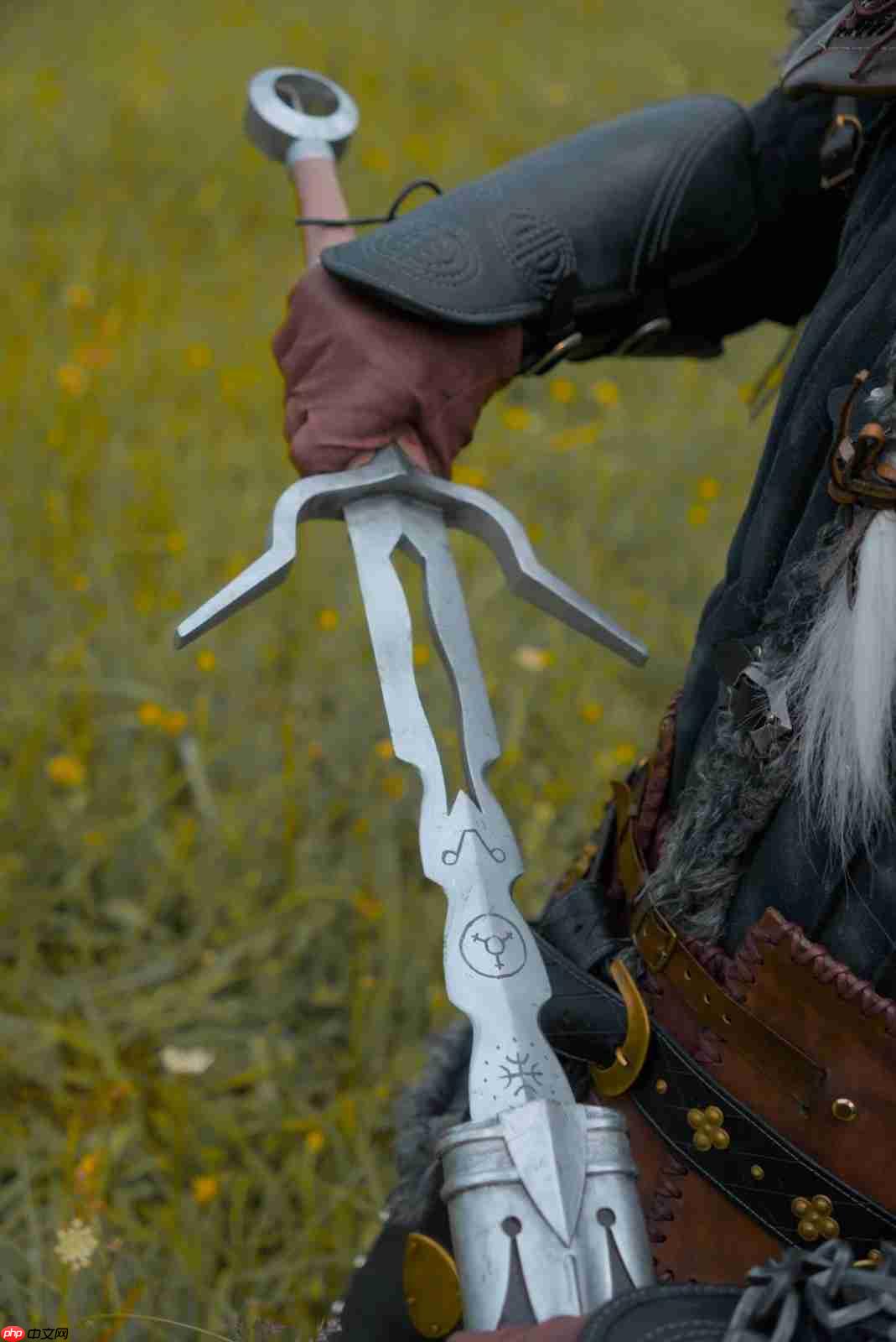 太帅了！ 粉丝用传统工艺自制《巫师4》希里cos服