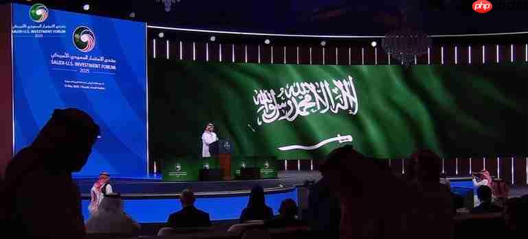 马斯克、黄仁勋美沙论坛同台 谈未来工作、AI工厂、机器人趋势