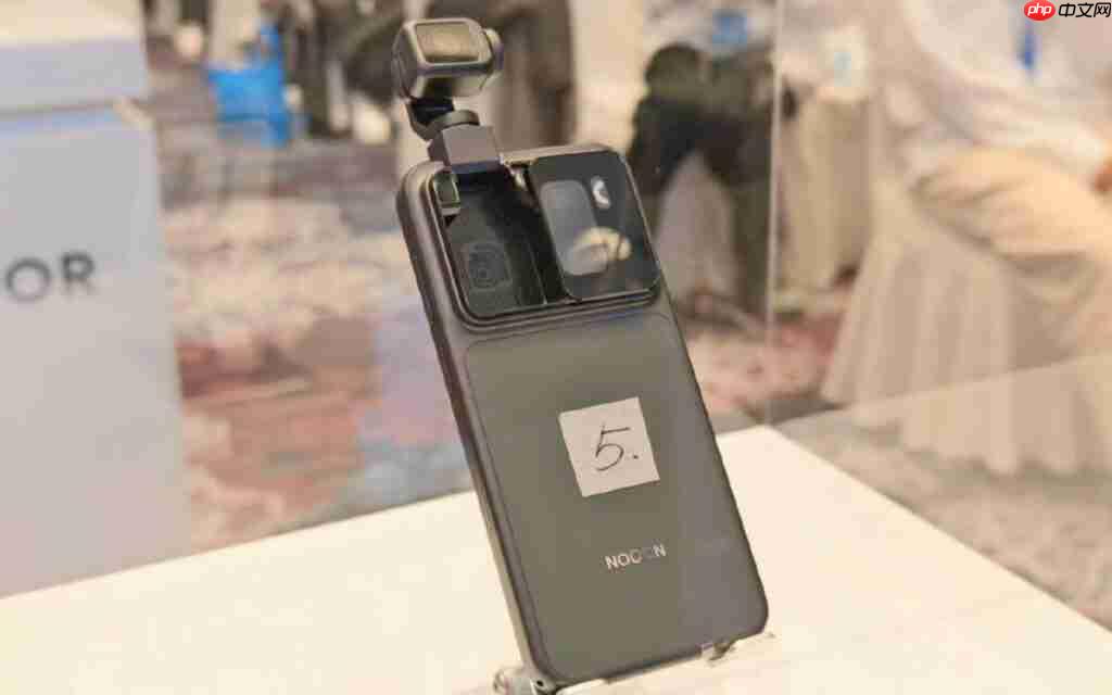 HONOR ROBOT PHONE 实机照片亮相!可收纳云台镜头、拍片表现有望挑机 Osmo Pocket?