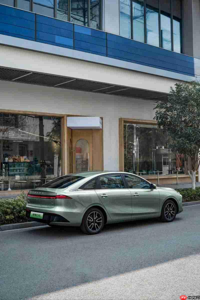 超值10万级纯电!荣威纯电D6真续航+环保内饰+全平大空间