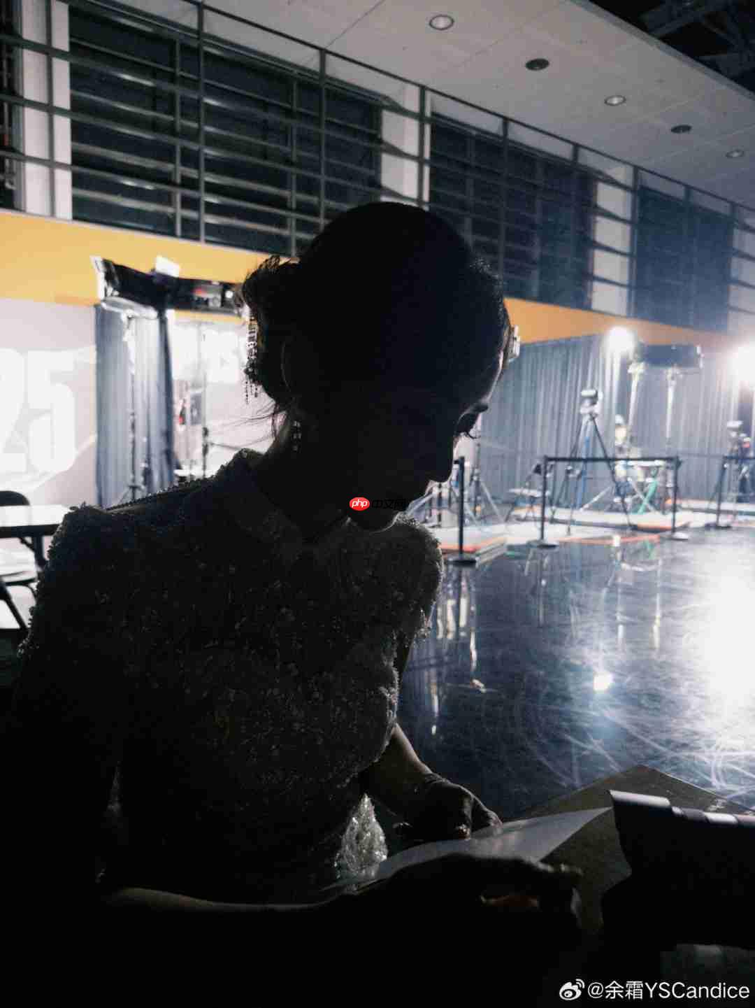 《英雄联盟》美女主持人晒选手合照 深情告别S15