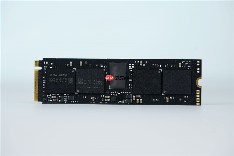 无散热也能满血！长江存储致态小翼e7 1TB SSD评测：原厂品质保障下的性价比王者