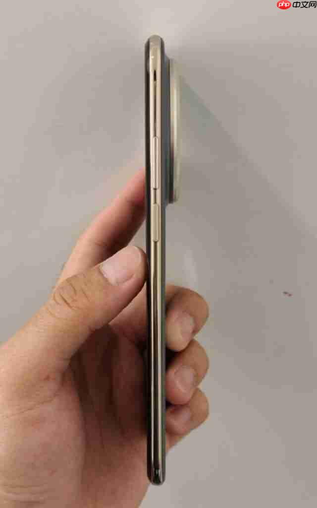 HUAWEI Mate 70 Air 更多实机照片曝光!用四微曲屏有实体 SIM 卡槽、有「这配置」最快 11/11 开卖