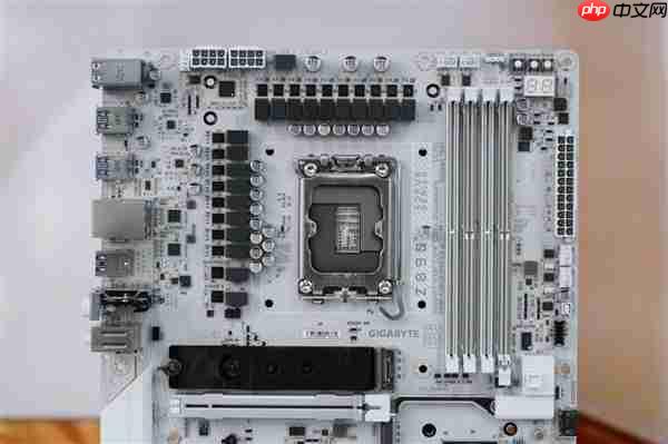 雪景房主机必看！技嘉电竞冰雕Z890 AORUS PRO ICE主板图赏