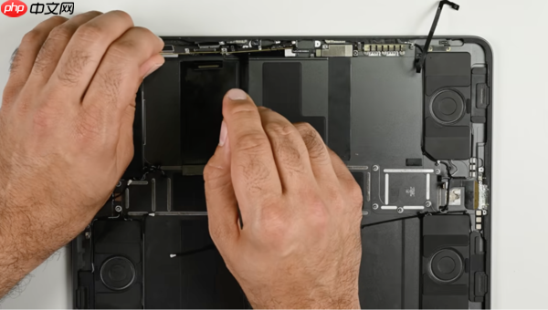 iPad Pro (2025) 拆解：内部结构极其复杂 难以拆卸