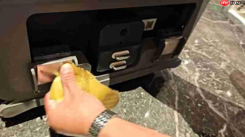 云迹科技机器人健康行：机器人UP迎来专属保养，用心守护酒店智能运营