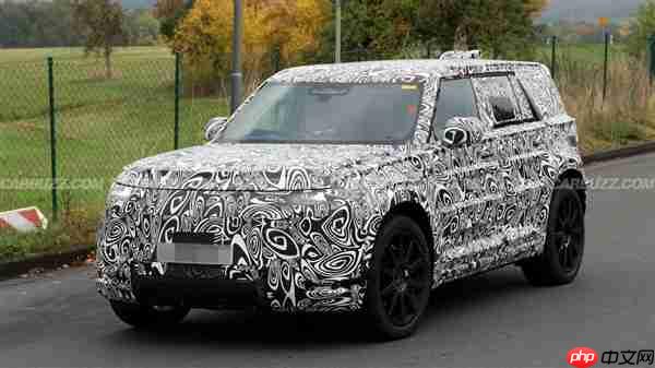 纯电“小卫士”要来了！路虎新成员曝光：硬派造型、800V平台
