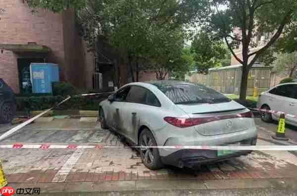 36万的奔驰EQE地库起火烧毁多车 车主：厂家只赔15万