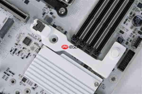 白色高颜值主板!七彩虹CVN B850 ARK FROZEN v14方舟图赏