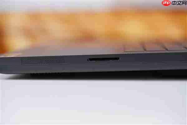 RTX 5090性能怪兽！雷蛇灵刃18 2025游戏本图赏