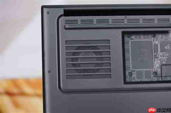 RTX 5090性能怪兽！雷蛇灵刃18 2025游戏本图赏