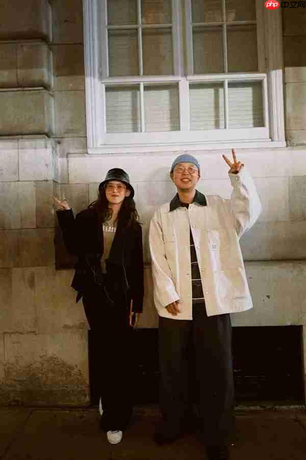 杜海涛晒与章泽天伦敦看展合照 章泽天一头蓬松卷发 松弛感拉满