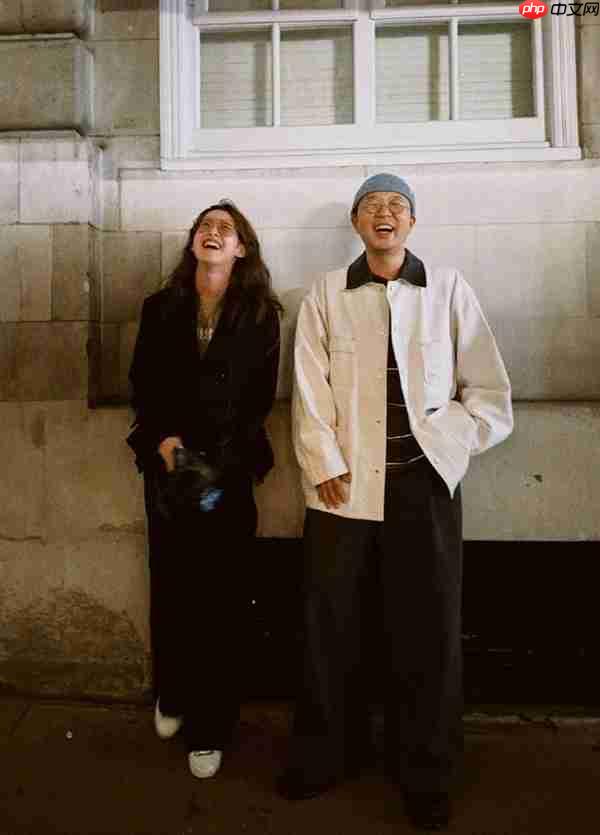 杜海涛晒与章泽天伦敦看展合照 章泽天一头蓬松卷发 松弛感拉满