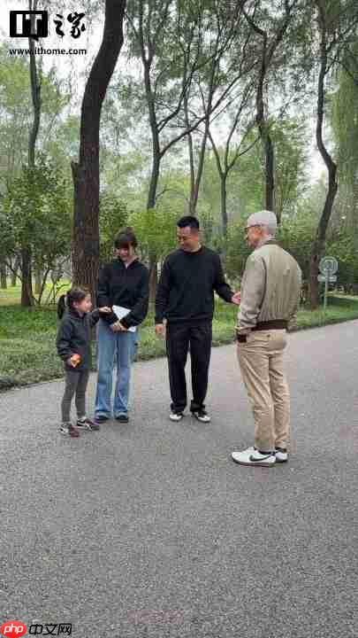 苹果 CEO 库克现身北京，同开发者散步聊天