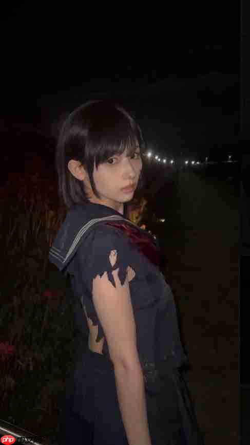 绝美后背! 日本妹子cos《寂静岭f》深水雏子