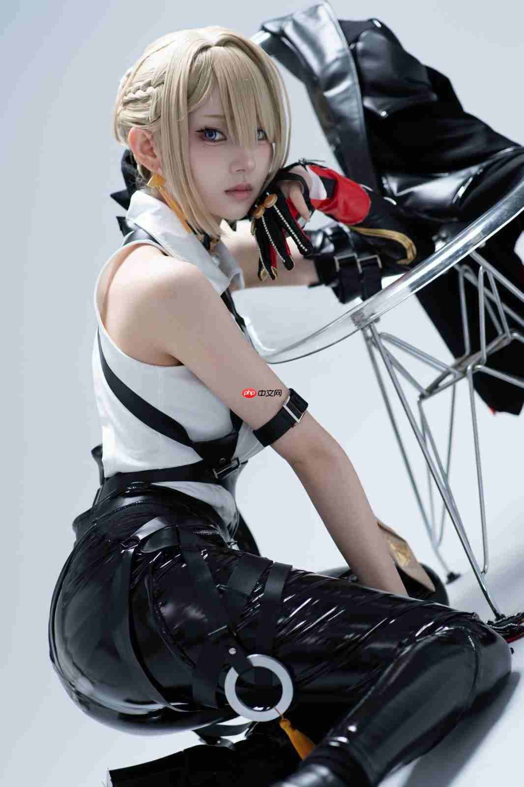 绝美后背! 日本妹子cos《寂静岭f》深水雏子