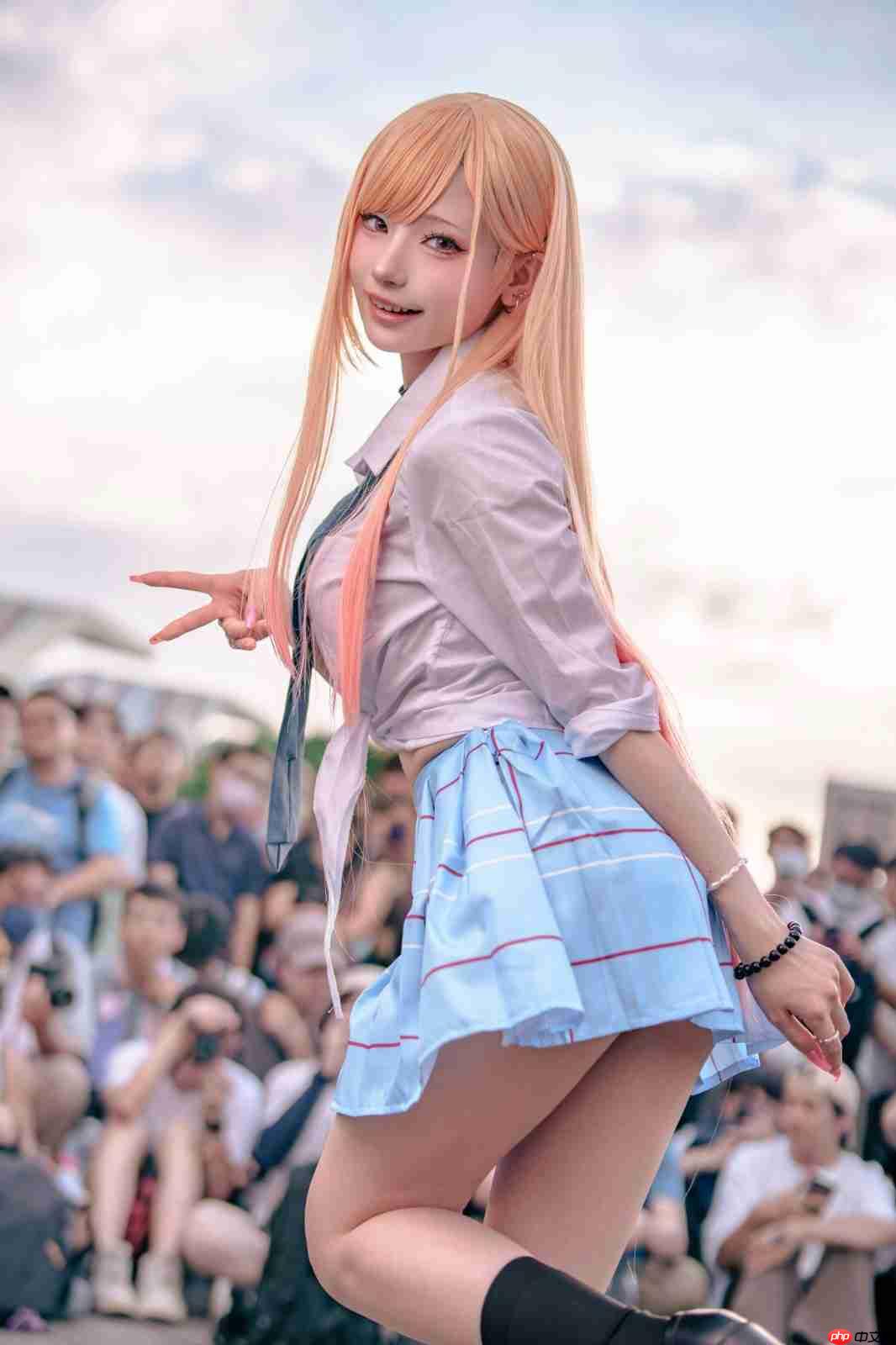 绝美后背! 日本妹子cos《寂静岭f》深水雏子