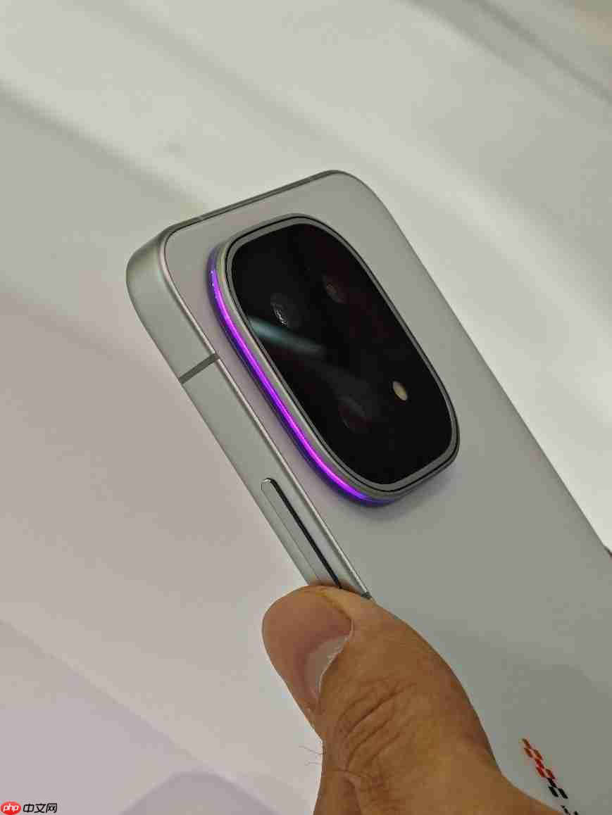 iQOO 15真机亮相VDC 2025:RGB镜头氛围灯加持,搭载OriginOS6