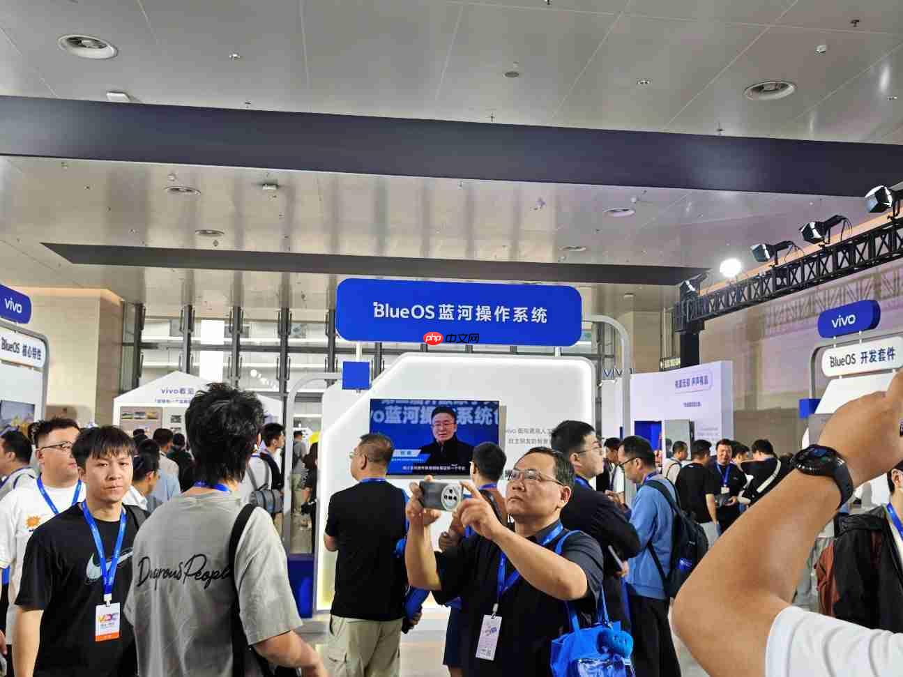 iQOO 15真机亮相VDC 2025:RGB镜头氛围灯加持,搭载OriginOS6