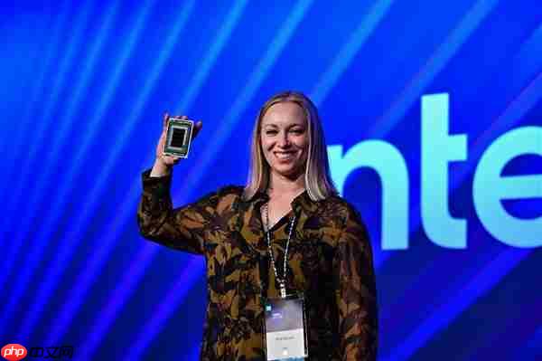 Intel 18A晶圆、芯片现场展示：妥妥的艺术品！