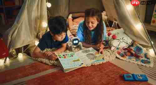 Loona宠物机器人“萌翻”2025中网球场