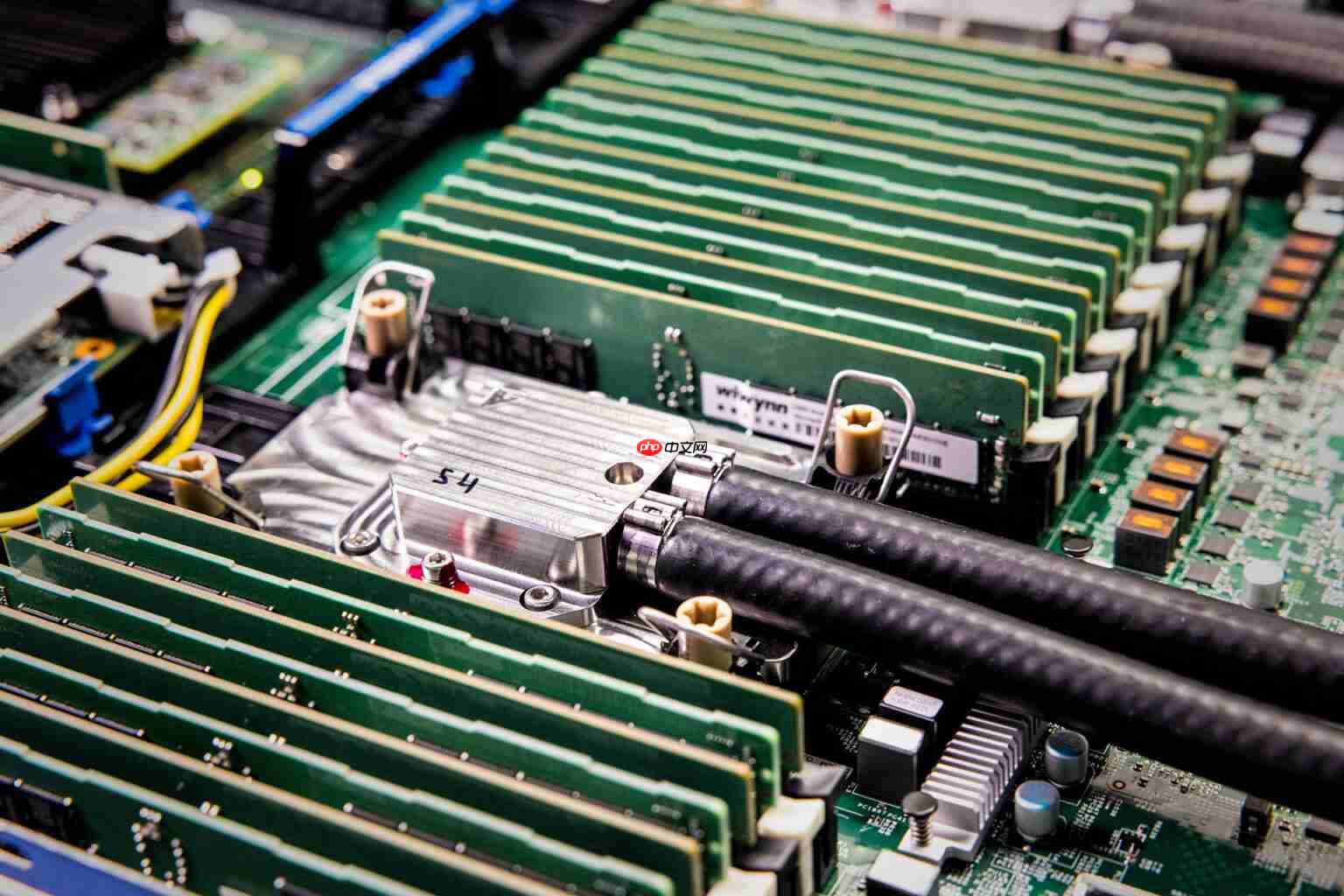 微软攻克数据中心芯片散热瓶颈：微流体 + AI 精准降温