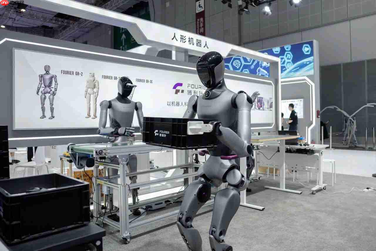 傅利叶第三代人形机器人 GR-3C 首次亮相：白色涂装形似“宇航员”