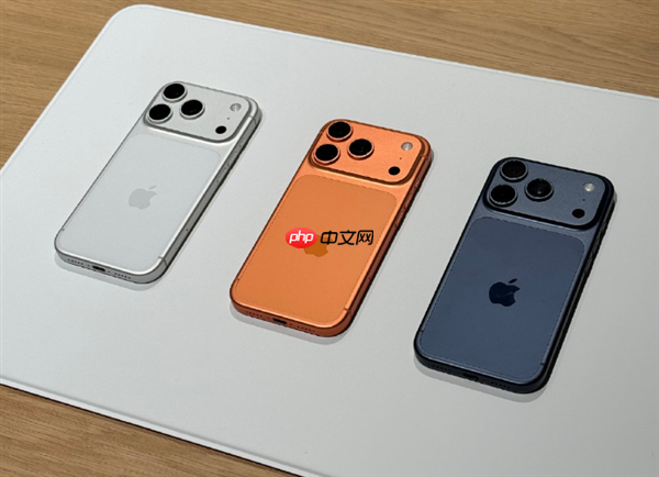 苹果线下店展出iPhone 17 Pro真机:已满身划痕!铝合金机身被吐槽质感差