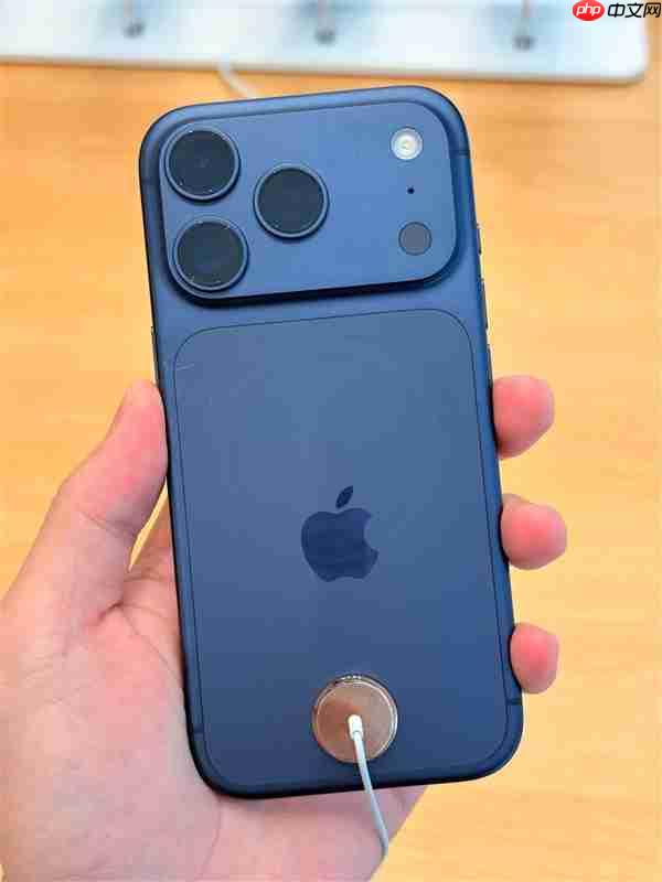 苹果线下店展出iPhone 17 Pro真机:已满身划痕!铝合金机身被吐槽质感差