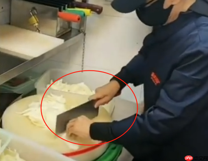 张兰又摊上事了？直播麻六记后厨大“翻车”，冲上热搜！