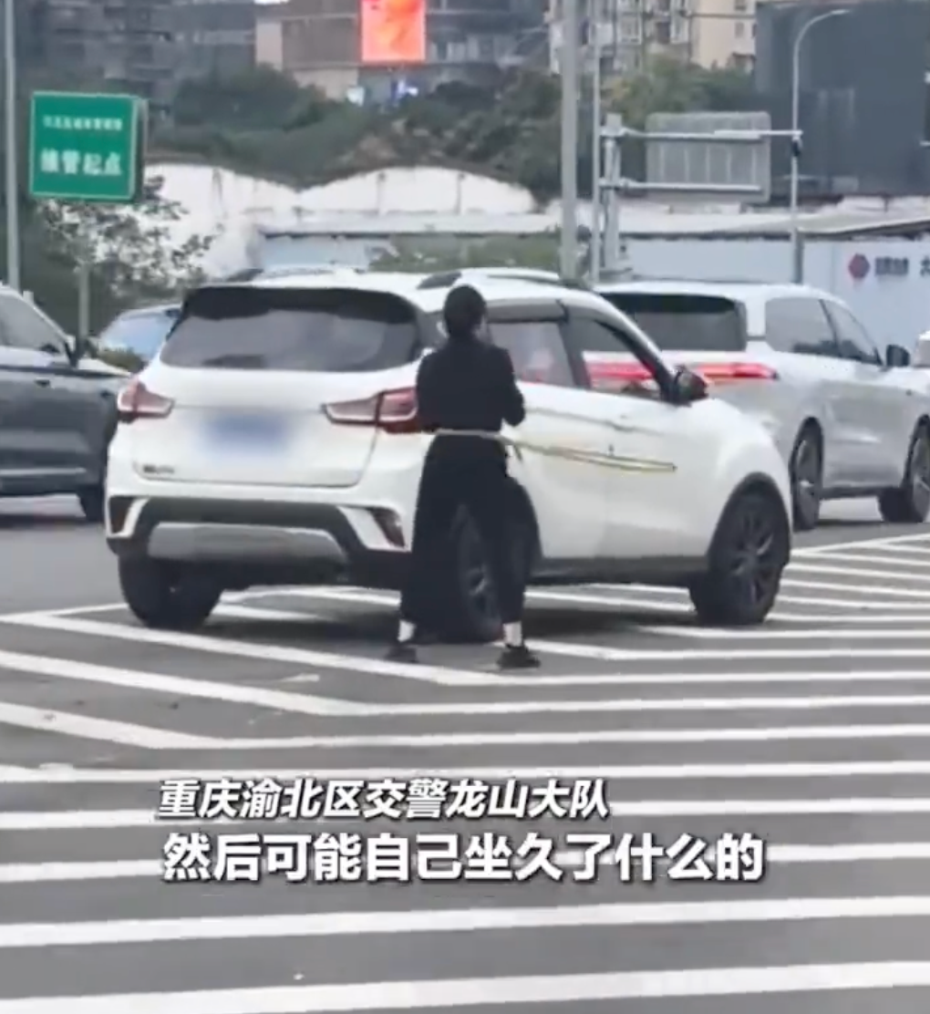 重庆一女子在高架桥上转呼啦圈是什么情况?详情介绍 - php中文网