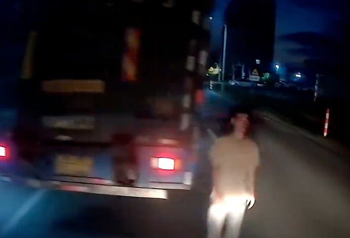 夜晚开车路中间惊现直立男子是怎么回事?详情介绍 - php中文网